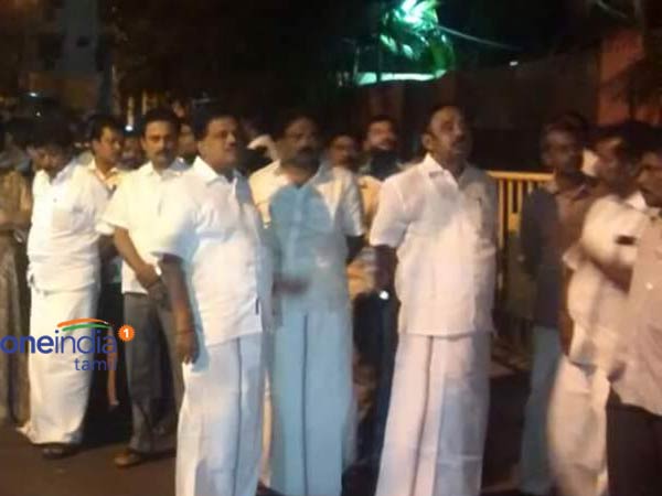 admk Volunteers gatheered in apolla hospital 