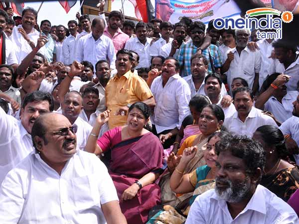 Kanimozhi stages road roko in Chennai