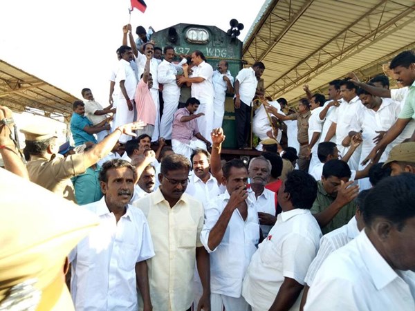 Rail roko by DMK in many parts of Tamil Nadu