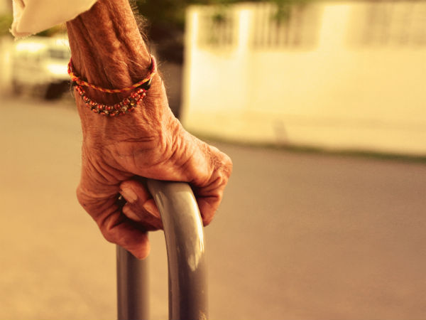 Police rescues 80 year old from roadside after his sons abandoned him Police rescues 80 year old from roadside after his sons abandoned him