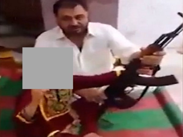 Pakistani dad teaches little girl to fire AK47 and threaten PM Narendra Modi Pakistani dad teaches little girl to fire AK47 and threaten PM Narendra Modi