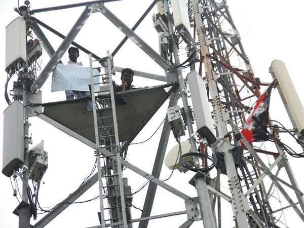 ADMK cadres indulge in agitations against candidates