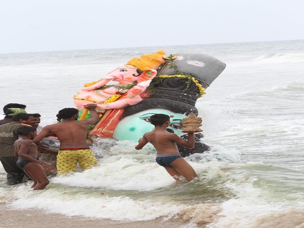 Vinayagar idols immersed in Foreshore estate sea Vinayagar idols immersed in Foreshore estate sea