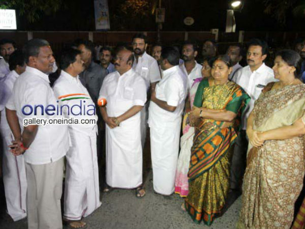 குரலைக் கேட்க வேண்டும் 
