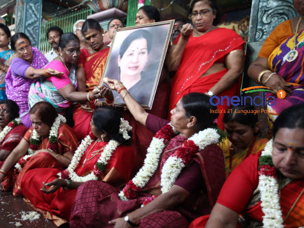மண்சோறு சாப்பிட்ட மகளிர் அணி