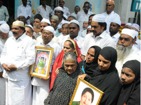 தர்காவில் தொழுகை 