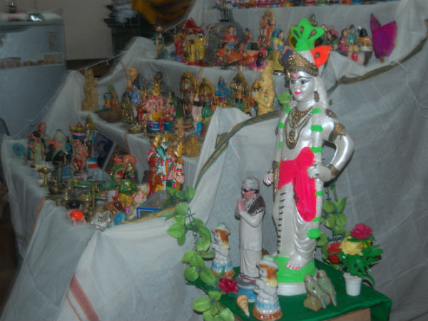 கொலு வீற்றிருக்கும் எம்.ஜி.ஆர்