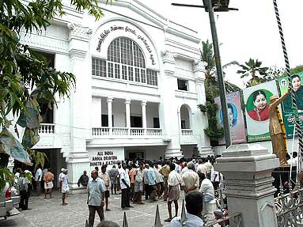 கைகோர்த்த அதிமுக மாஜிக்கள் 