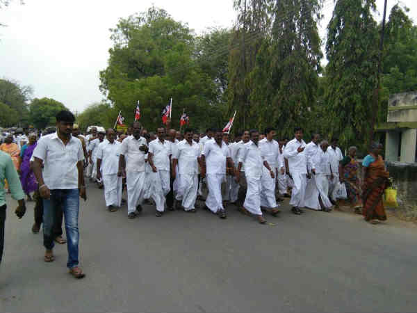 காத்திருக்கும் தொண்டர்கள்