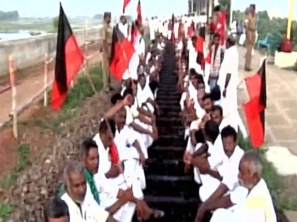 தஞ்சாவூர் -கும்பகோணம் ரயிலை மறித்து 500 பேர் கைது