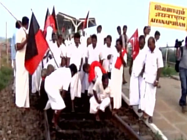 தண்டவாளத்தில் குடிசைப் போட்டு போராட்டம்