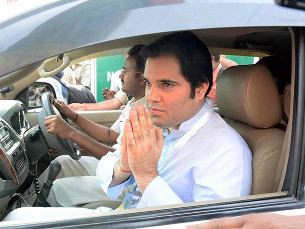 அழகிகளுடன் நெருக்கம்