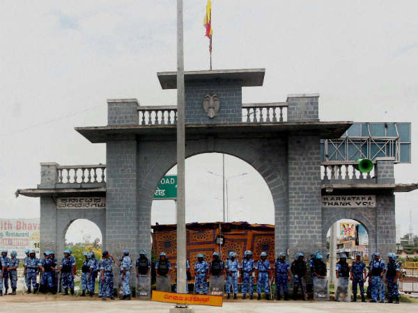 Karnataka police vandilized TN vehicles 