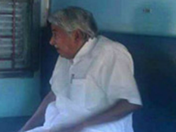Former chief minister Oommen Chandy Travels in Sleeper Class Train