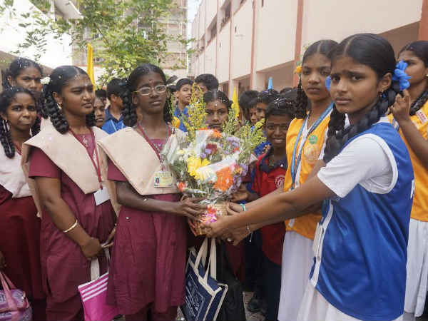 Rural school students visit city school 
