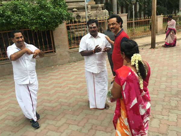 வாக்கிங் வித் டாக்கிங் 