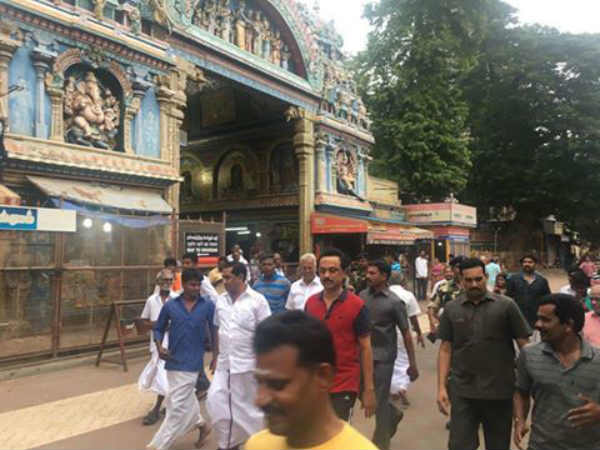 திமுக கலர் டிரஸ்ஸில் 