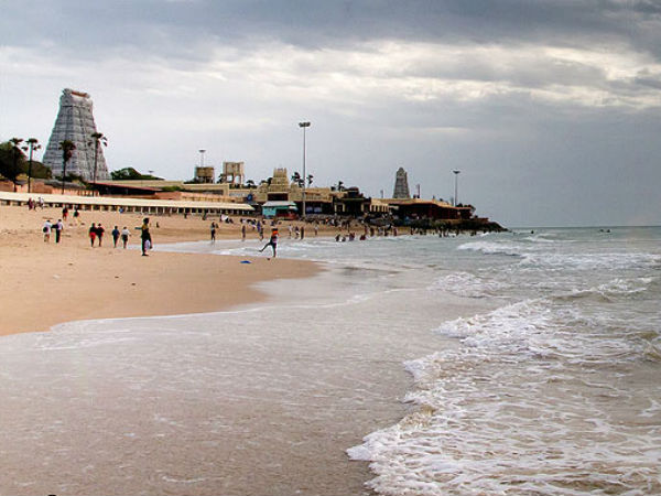 கடற்கரையில் பக்தர்கள் 