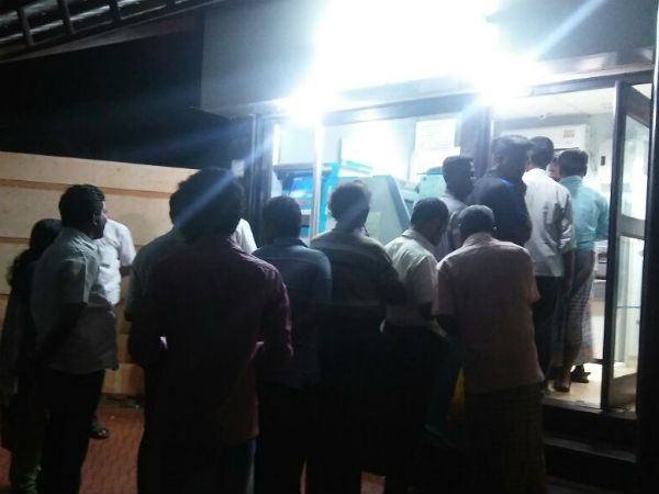 நோட்டுக்களை மாற்ற அலைந்த பரிதாபம் 