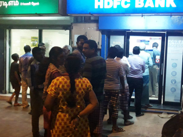 அலைமோதும் கூட்டம் 