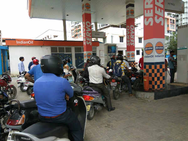 அலைமோதும் பெட்ரோல் பங்க்