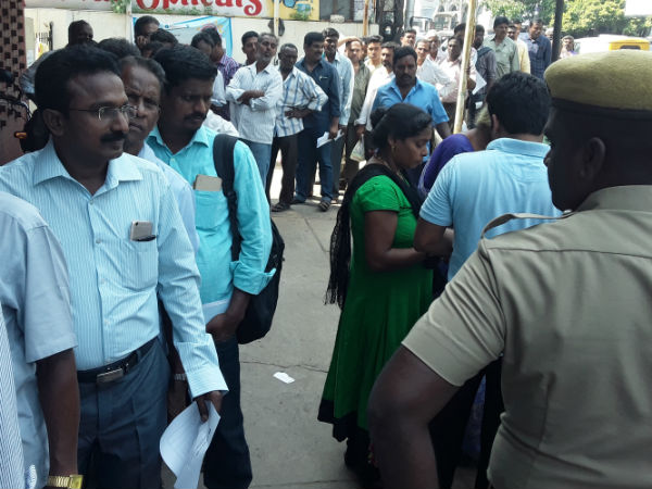 ஏடிஎம் வாசலில் கியூ 