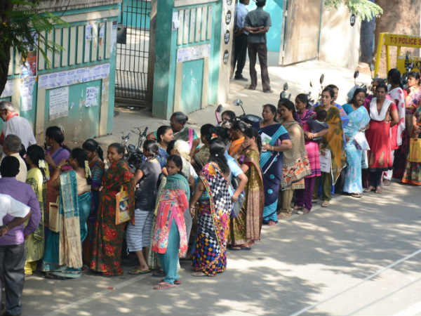 நீண்ட வரிசை.. அலையும் மக்கள்