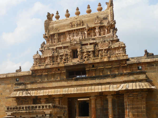 இருளில் இரு உருவங்கள் 