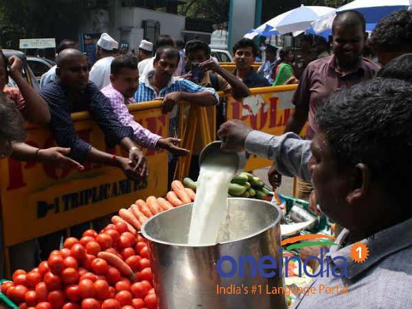 தொண்டர்கள் பிரார்த்தனை