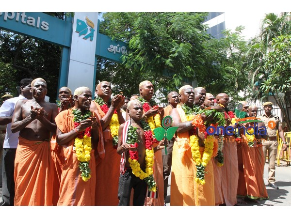 காத்திருக்கும் தொண்டர்கள்