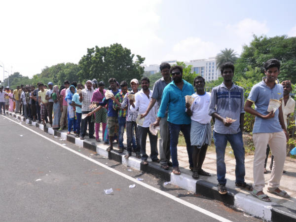 மக்கள் பொறுமையாக 