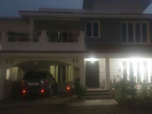 வர்ஷா வீட்டில் வன வாசம் 