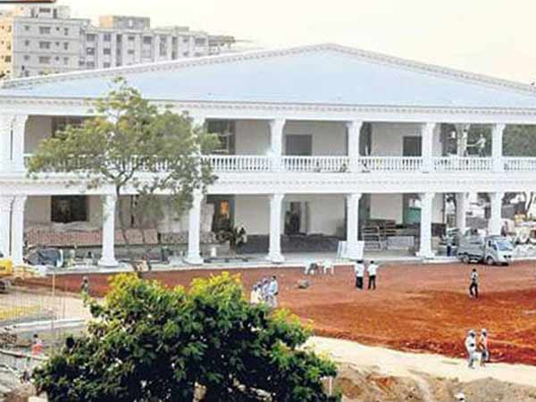 அரண்மனை போன்ற வீடு...