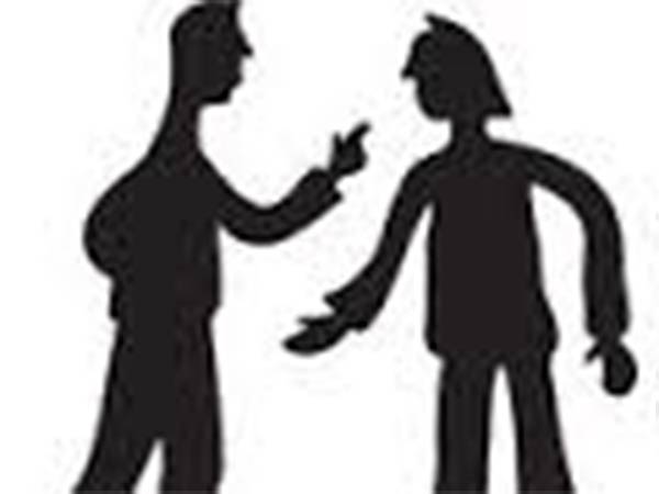 வெளியே வந்த வாலிபர் வெளியே வந்த வாலிபர்