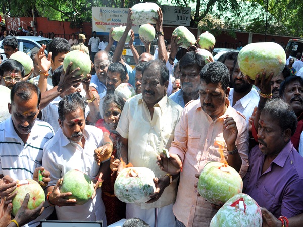 ADMK cadres special prayer for jayalalithaa