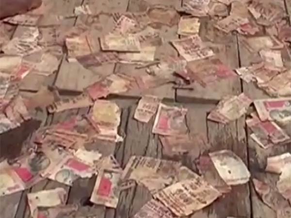 Rs. 1000 notes found floating in Ganges