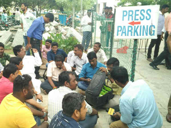 Chennai journalists stage demonstration over attack by police