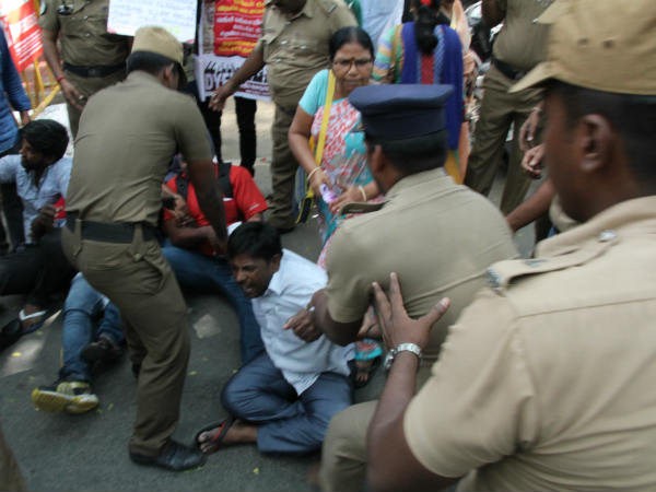 DYFI cadres give Thiruvodu to SBI manager in protest 