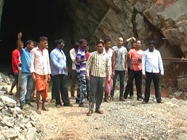 Salary issue: Workers protest on Sengottai-Punalur railway track 