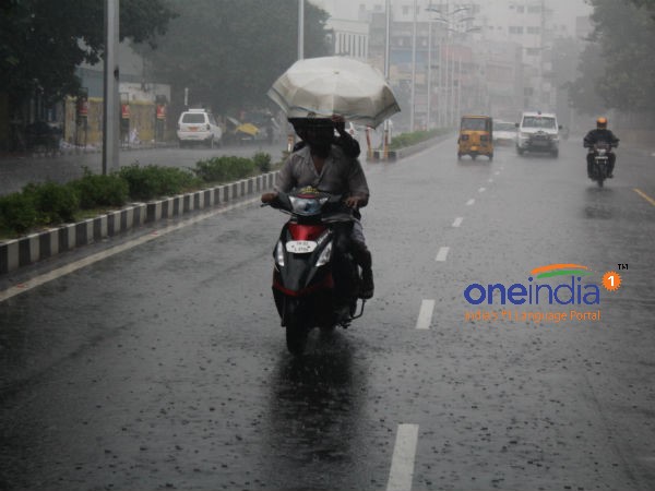 குடையோடு இறங்கிய மக்கள்