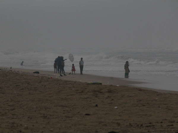 மெரீனாவில் குதூகலிக்கும் மக்கள்