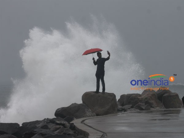 செல்பி எடுத்து கொண்டாட்டம்