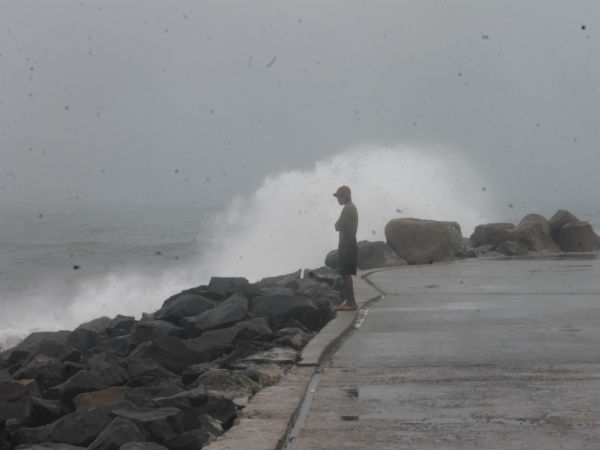 அச்சுறுத்தும் அலைகள்
