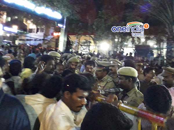 மழையிலும் விடாது பிரார்த்தனை