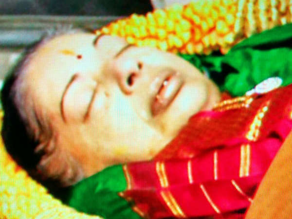 எம்.ஜி.ஆர் அருகில் மீளா உறக்கம்