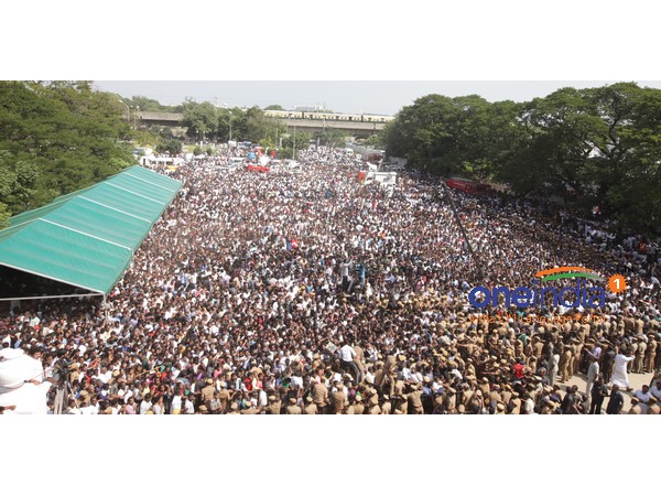 பித்து பிடித்தவர்களாய்...