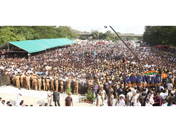 குண்டாந்தடி தாக்குதலுடன்...