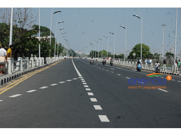 பணிக்கு செல்லும் மக்கள் 