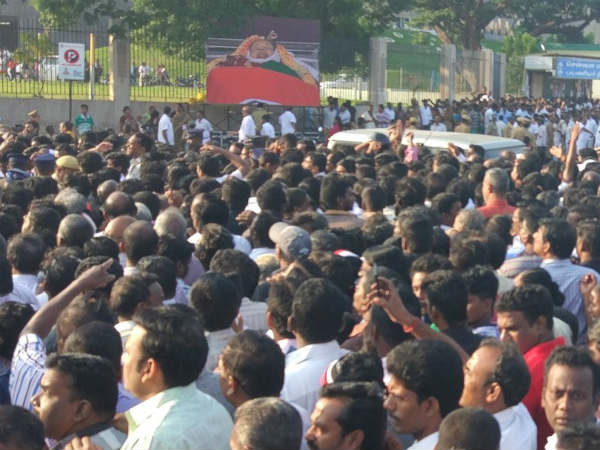 அதிமுக தொண்டர்கள்