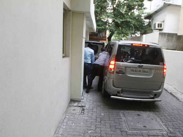 காரில் சிக்கிய 24 கோடி 